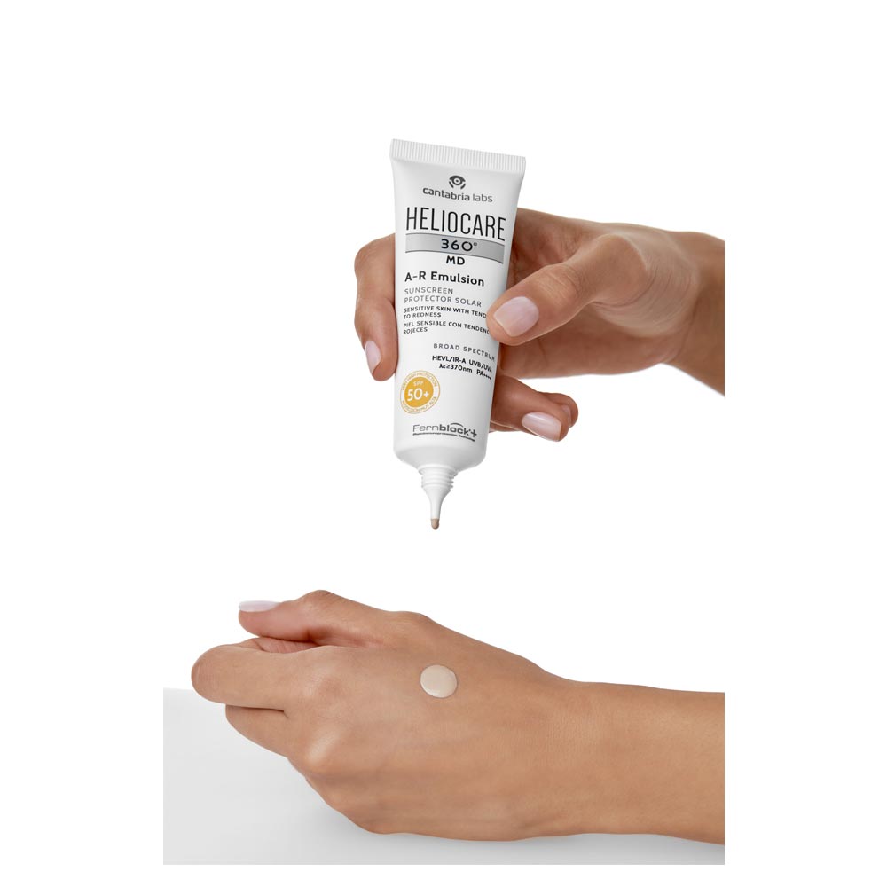 Heliocare 360 AR Mineral Emulsion SPF 50 texture on hand.