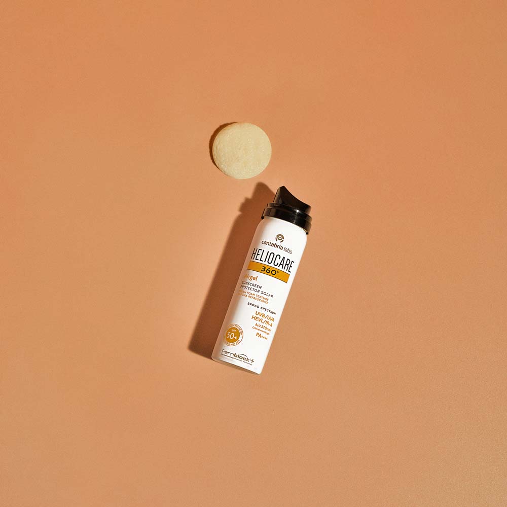 Heliocare 360 Airgel SPF 50 Light Foam Photoprotector 60 ml pump bottle with texture and design.